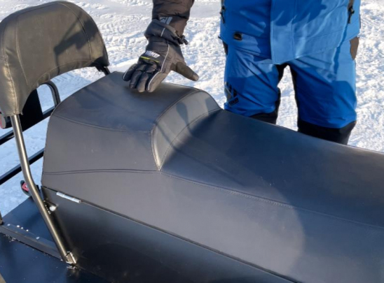 Широкое эргономичное сидение со спинкой